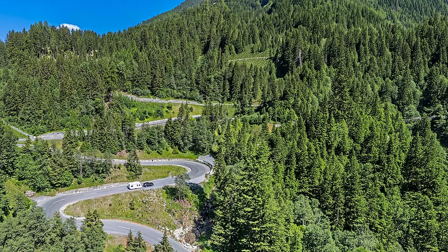 Tirol-Reisereportage im Fendt Bianco Die Panoramaaufnahme zeigt den Kühtai-Sattel. Auf der Serpentinenstraße ist das Gespann aus BMW X3 und Fendt Bianco zu sehen.