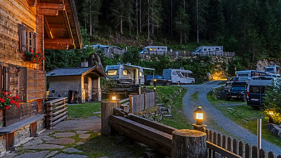 Tirol-Reisereportage im Fendt Bianco Der Naturcampingplatz Kuprian bei abendlicher Lichtstimmung.