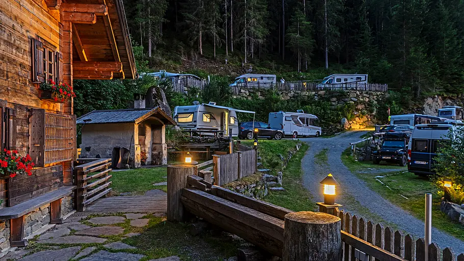 Tirol-Reisereportage im Fendt Bianco Der Naturcampingplatz Kuprian bei abendlicher Lichtstimmung.