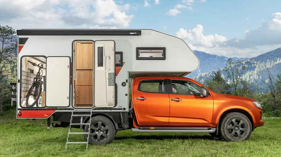 Tischer 260 SP Flatbed (2026) mit Wohnkabine von der Seite.