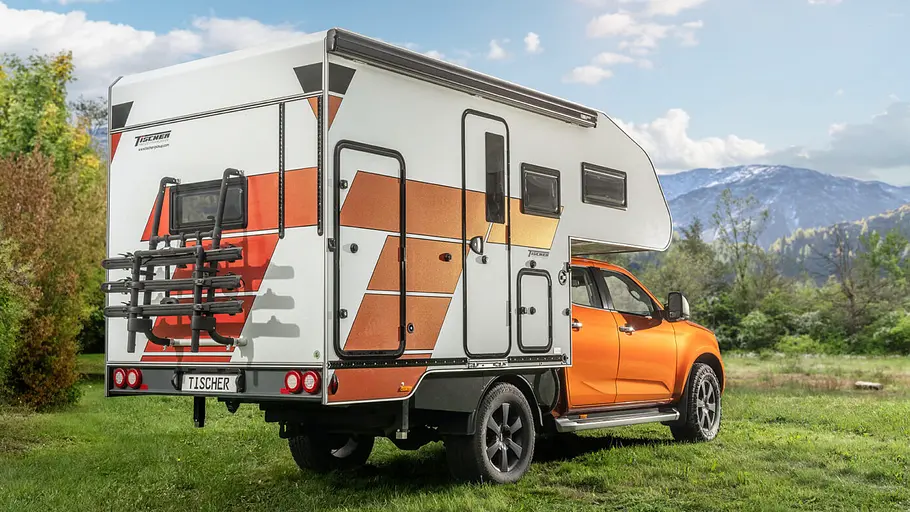 Tischer 260 SP Flatbed (2026) mit Wohnkabine von schräg hinten.