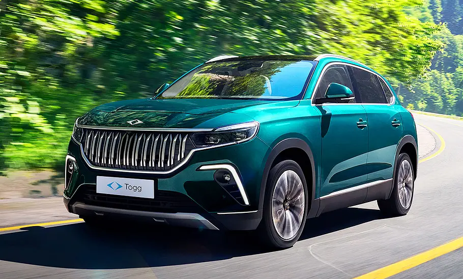 Togg T10X (2025) Blick von schräg vorne auf das fahrende SUV Togg T10X (2025).