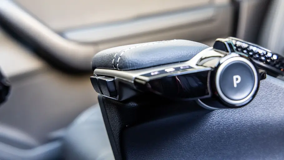 Togg T10X Eine Bedieneinheit in der Mittelkonsole des Togg T10X in der Detailaufnahme.