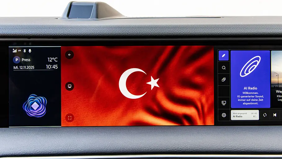 Togg T10X Ein Display im Togg T10X zeigt eine wehende türkische Flagge.