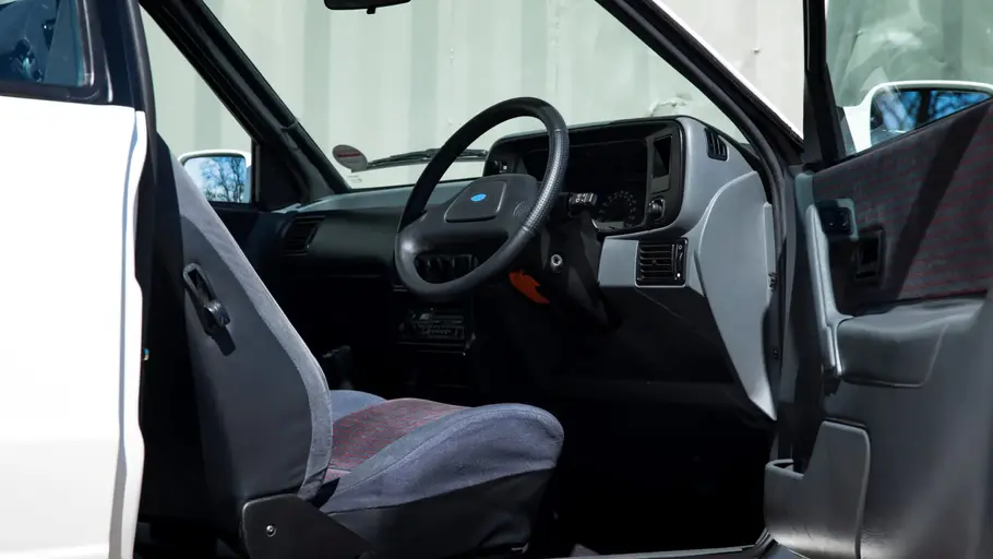 Tolman Ford Escort XR3i Das Cockpit des Tolman Ford Escort XR3i