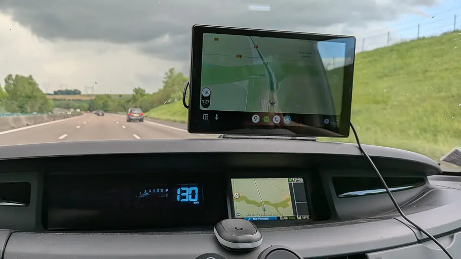 Tomtom Tom im Test App von Tomtom Tom im Test via Android Auto, fotografiert von hinten.