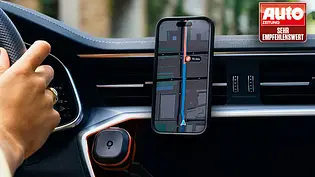 Tomtom Tom im Test mit Smartphone im Cockpit, fotografiert von hinten. - Foto: AUTO ZEITUNG Tomtom Tom im Test mit Smartphone im Cockpit, fotografiert von hinten. - Foto: AUTO ZEITUNG