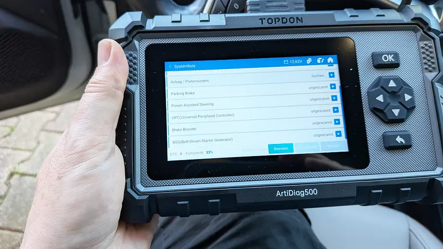 Topdon ArtiDiag 500 im Test Diagnosebericht des Topdon ArtiDiag 500 im Test, fotografiert von oben.