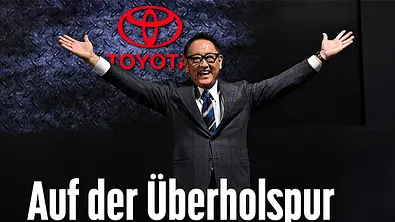 Akio Toyoda streckt triumphierend die Hände hoch. - Foto: Toyota