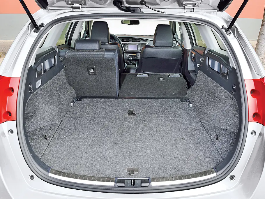 Toyota Auris Touring Sports Hybrid Kompaktkombi Fahrbericht Neuheit Kofferraum