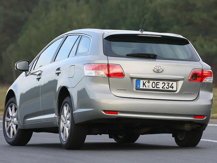 Toyota Avensis Combi 2.2 D 4D Heckansicht