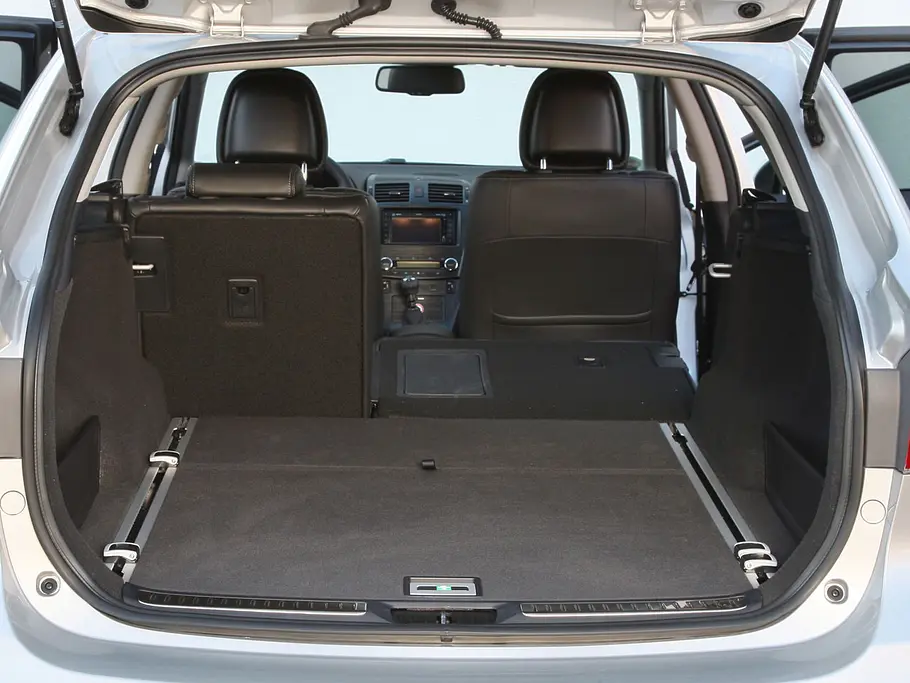 Toyota Avensis Bilder Toyota Avensis Kofferraum