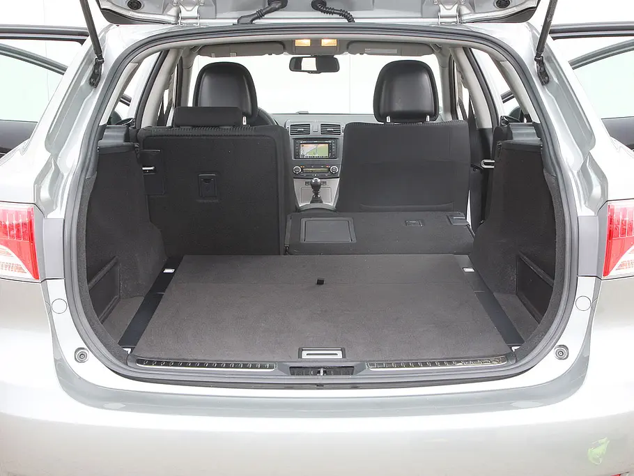 Toyota Avensis Combi 2.2 D 4D Ebene Ladefläche, 543 bis 1600 Liter Volumen