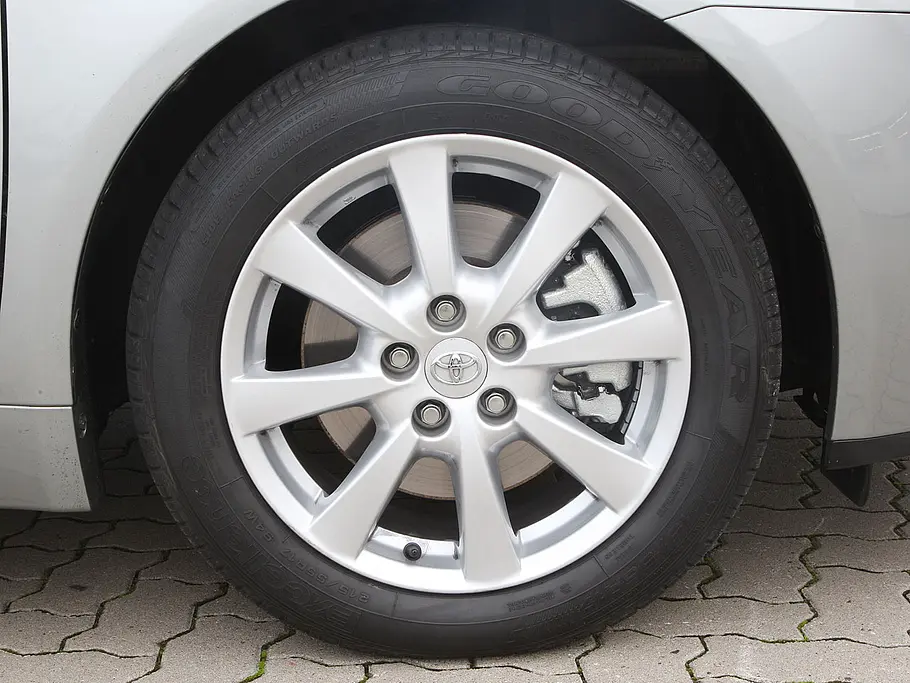 Toyota Avensis Combi 2.2 D 4D 16-Zoll-Leichtmetallfelgen