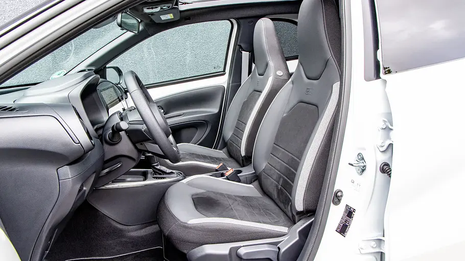 Vordersitze des Toyota Aygo X.