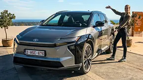 Toyota bZ4X statisch mit Moderatorin auf der Dachterasse eines Hotels - Foto: Auto Zeitung
