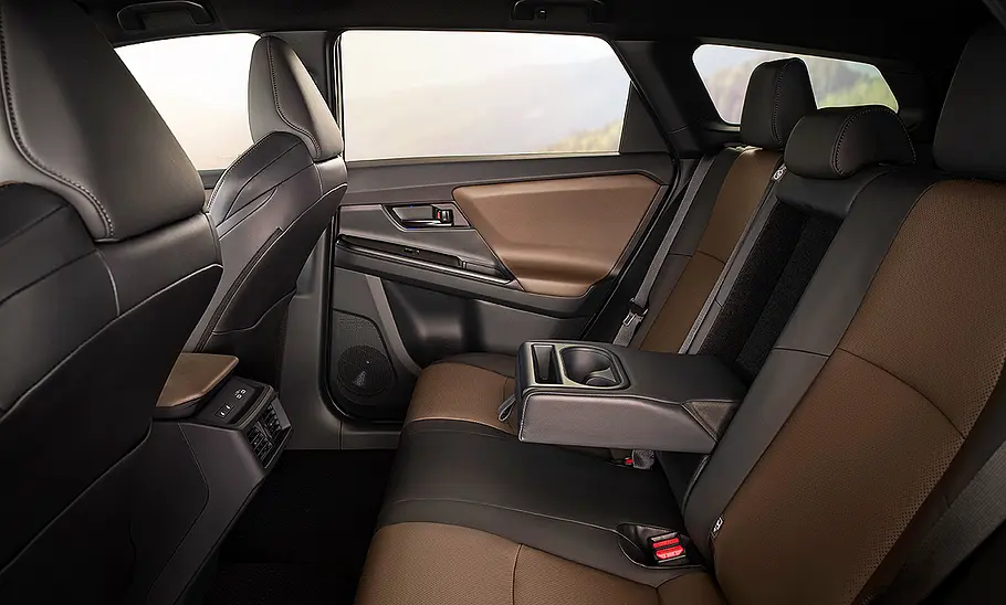 Toyota bZ4X Touring Blick auf die Fondsitze im Innenraum des Toyota bZ4X Touring.
