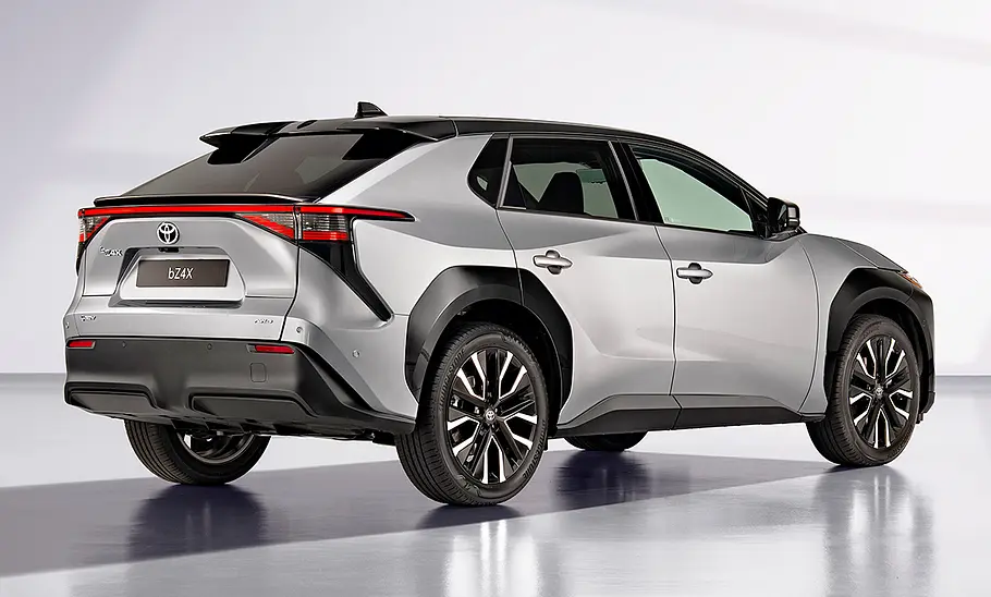 Toyota bZ4X Facelift Der Toyota bZ4X Facelift steht in Studioumgebung, von hinten rechts fotografiert.