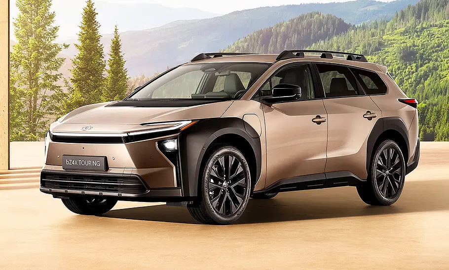 Toyota bZ4X Touring Blick von schräg vorne auf den Toyota bZ4X Touring.
