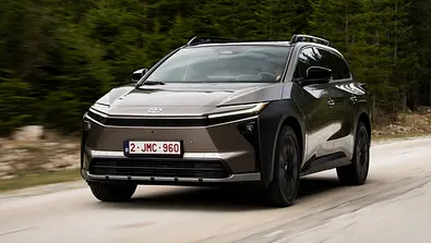 Der Toyota bZ4X Touring AWD fahrend von schräg vorne. - Foto: Toyota