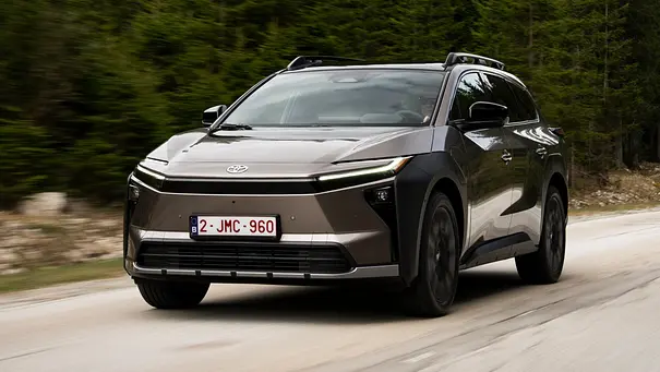 Der Toyota bZ4X Touring AWD fahrend von schräg vorne. - Foto: Toyota Der Toyota bZ4X Touring AWD fahrend von schräg vorne. - Foto: Toyota