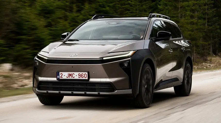 Toyota bZ4X Touring AWD von schräg vorne auf einer Straße fahrend.