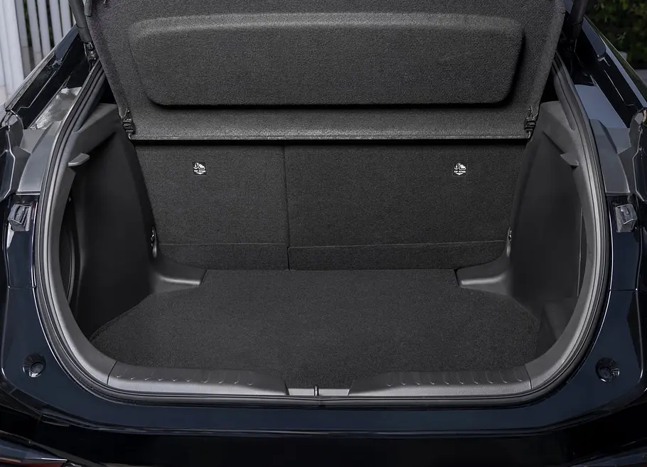 Der Kofferraum des Toyota C-HR durch die geöffnete Heckklappe fotografiert.