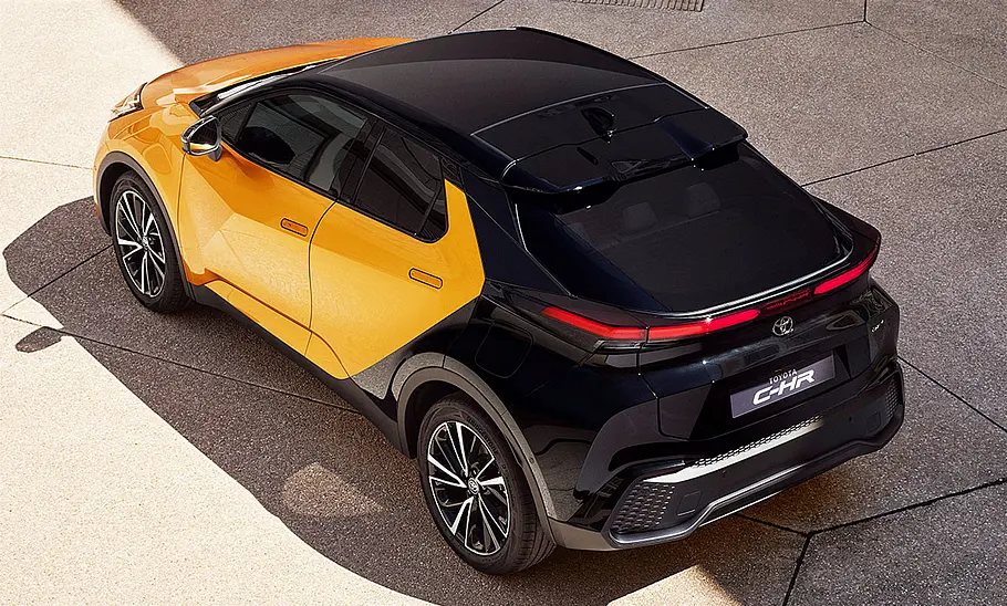 Der Toyota C-HR (2024), statisch von hinten links aus einer erhöhten Perspektive fotografiert.