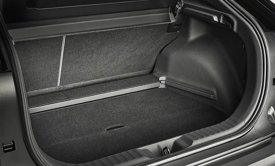 Blick in den Kofferraum des Toyota C-HR+ (2025).