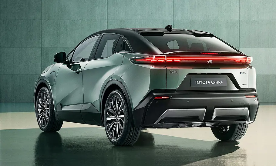 Blick von schräg hinten auf den Toyota C-HR+ (2025).