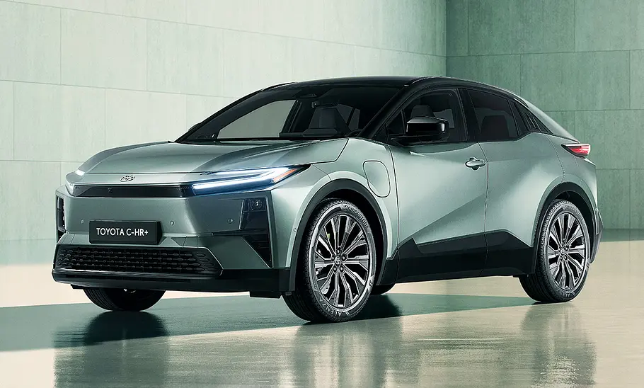 Der Toyota C-HR+ (2025) stehend von schräg vorne.