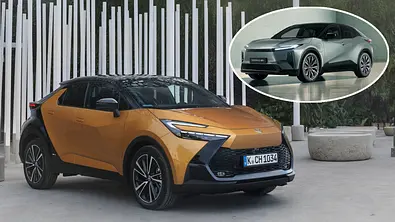 Das Bild zeigt den Toyota C-HR im Vordergrund sowie eingeklinkt den Toyota C-HR+ im Hintergrund. - Foto: Toyota/Collage: AUTO ZEITUNG Das Bild zeigt den Toyota C-HR im Vordergrund sowie eingeklinkt den Toyota C-HR+ im Hintergrund. - Foto: Toyota/Collage: AUTO ZEITUNG