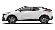 Der Toyota C-HR+ steht vor weißem Hintergrund, von links fotografiert. - Foto: Carwow