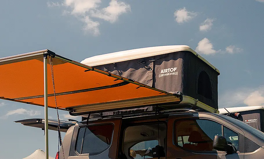 Toyota-Campingzubehör; Toyota Proace City Verso, stehend. Auf dem Dach sind ein Dachzelt und eine Markise angebracht.