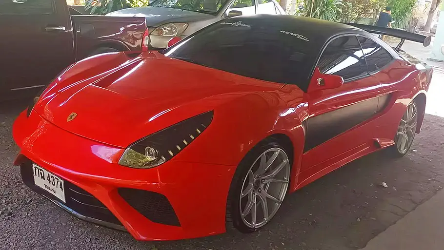 Die Toyota Celica T20 im Ferrari-F12-Look stehend von schräg vorne.