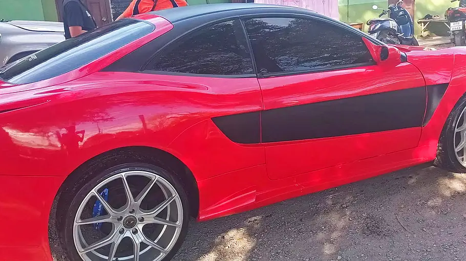 Die Toyota Celica T20 im Ferrari-F12-Look stehend seitlich.