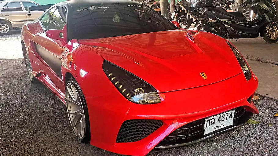 Die Toyota Celica T20 im Ferrari-F12-Look stehend von vorne.
