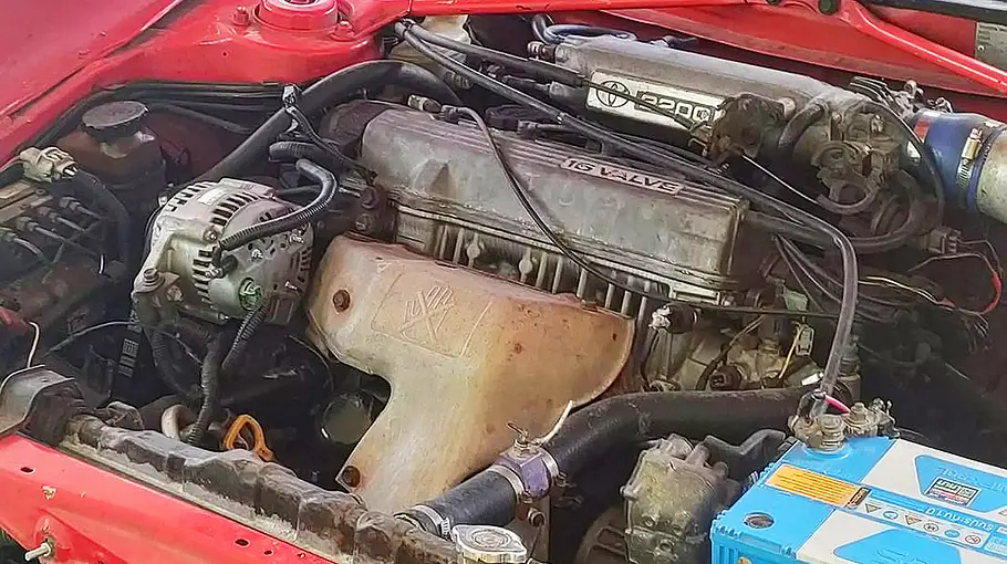 Der Motor der Toyota Celica T20 im Ferrari-F12-Look.