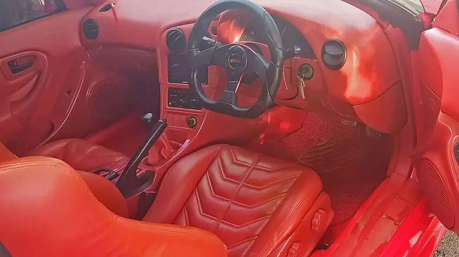 Das Cockpit der Toyota Celica T20 im Ferrari-F12-Look.