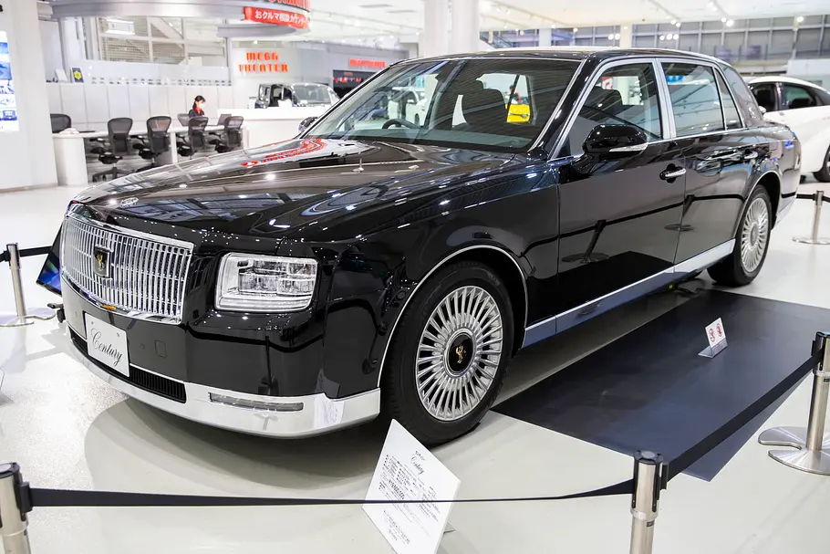 Toyota Century (2017) Der Toyota Century als Limousine stehend von schräg vorne, das Fahrzeug ist durch ein Band abgesperrt.