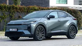 Blick von schräg vorne auf den Toyota C-HR+ (2026). - Foto: Toyota