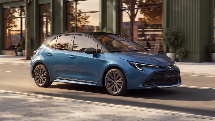 Das Sondermodell 60th Anniversary der Toyota Corolla Schrägheck-Limousine fahrend von schräg vorne rechts.