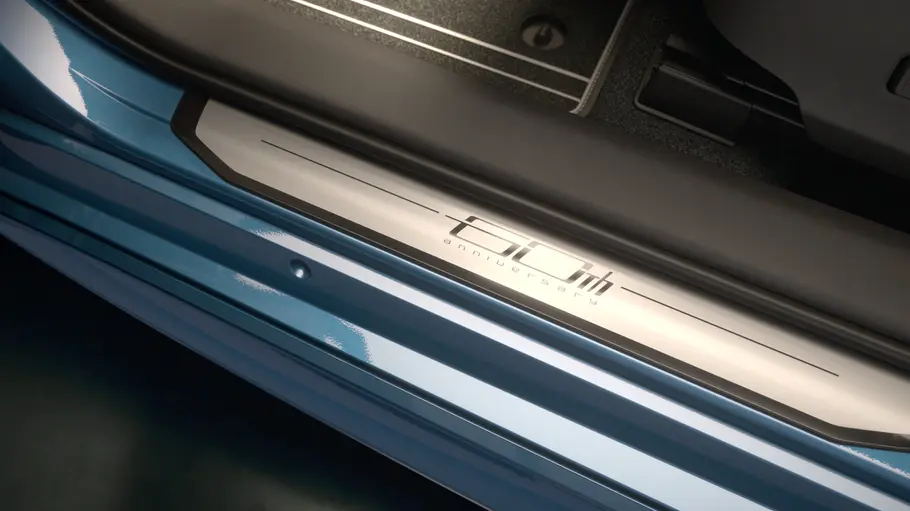 Die Einstiegsleiste des Sondermodells 60th Anniversary des Toyota Corolla im Detail.