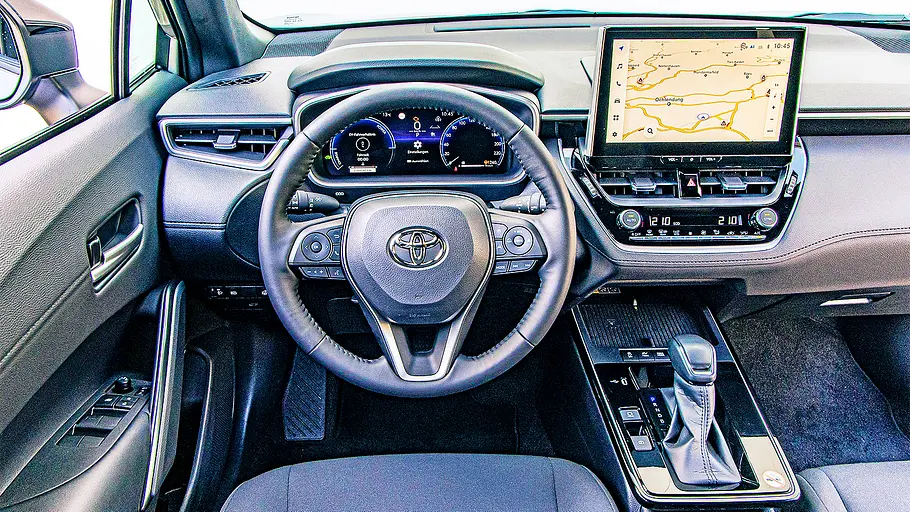 Toyota Corolla Cross Blick auf die Armaturen im Innenraum des Toyota Corolla Cross.