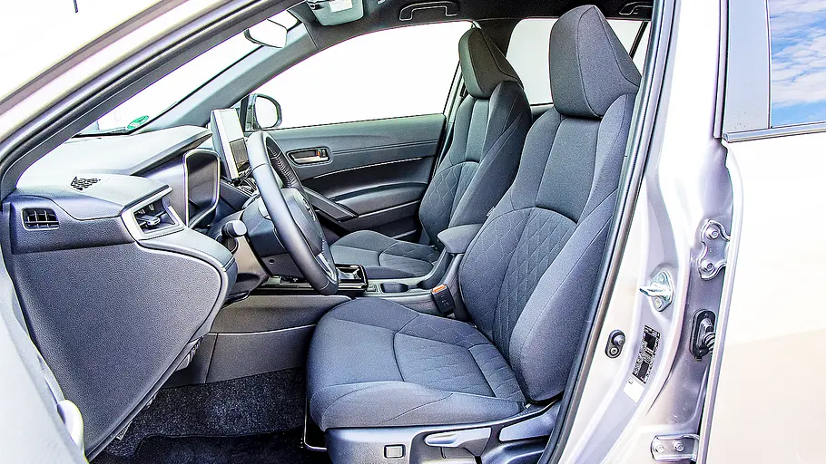 Toyota Corolla Cross Blick auf die Vordersitze im Innenraum des Toyota Corolla Cross.