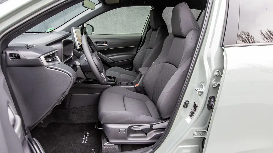 Toyota Corolla Cross Facelift Die Vordersitze im Toyota Corolla Cross.