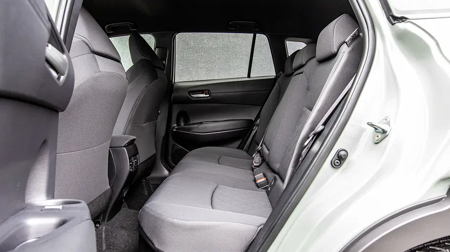 Toyota Corolla Cross Facelift Die Rücksitzbank im Toyota Corolla Cross.