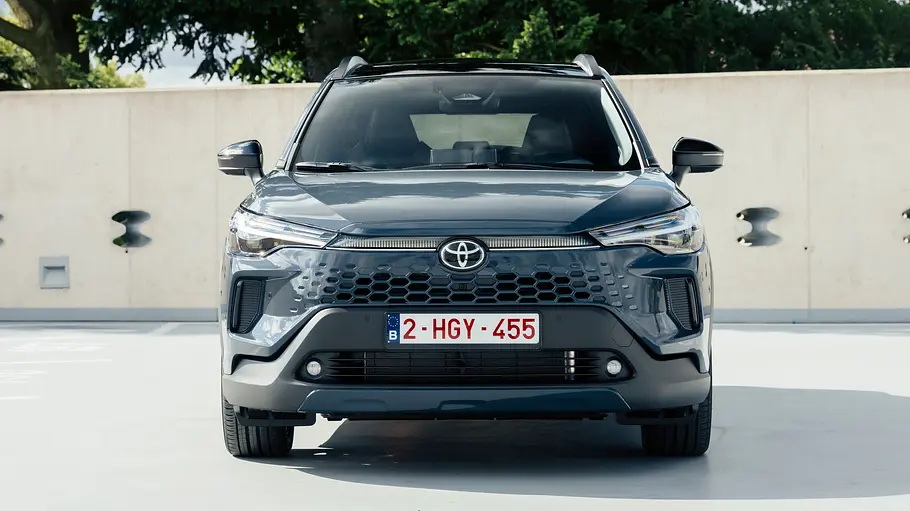 Toyota Corolla Cross Facelift Der Toyota Corolla Cross stehend von vorne fotografiert.