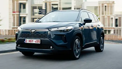 Der Toyota Corolla Cross fahrend von schräg vorne fotografiert. - Foto: Toyota