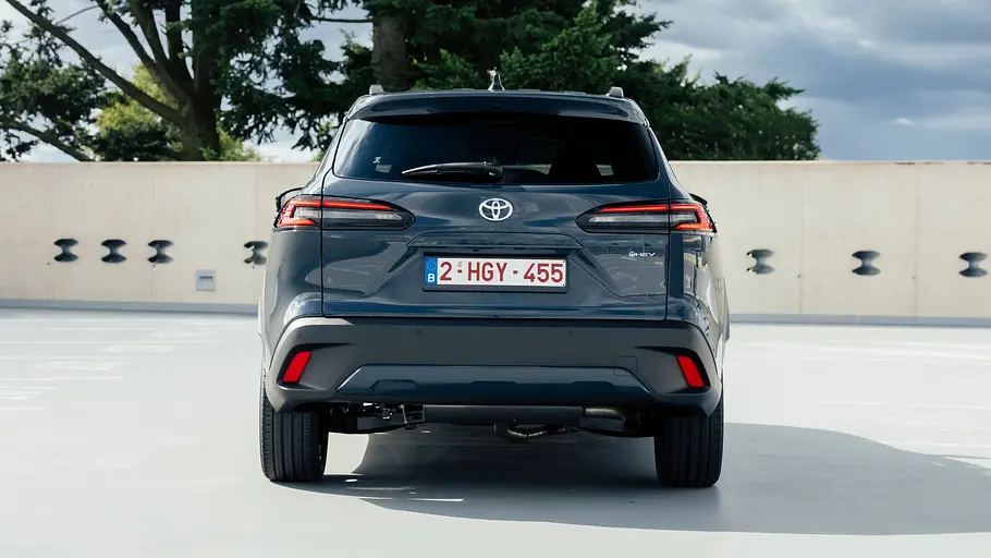 Toyota Corolla Cross Facelift Der Toyota Corolla Cross stehend von hinten fotografiert.
